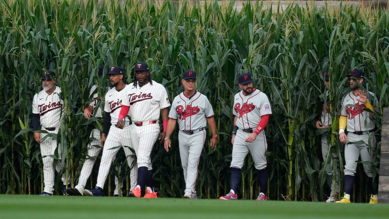 Field of Dreams welcomes Hall of Fame, as 26 members come out of the corn for Phillies-Twins game