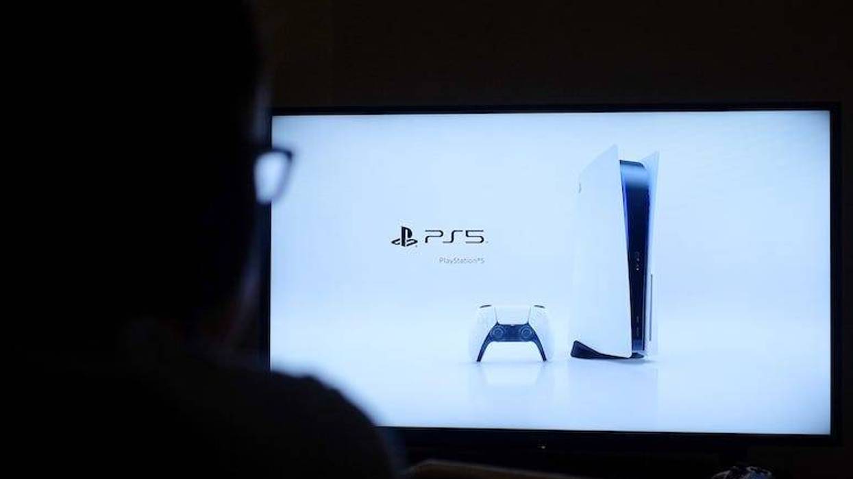 Playstation 5, PS5, Livestream, Man Watching, Glasses