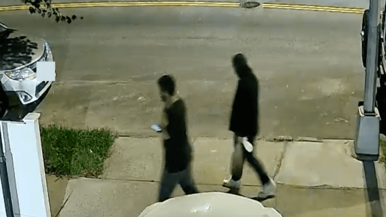 Police seeks suspects accused of throwing motor oil at Queens synagogues.
