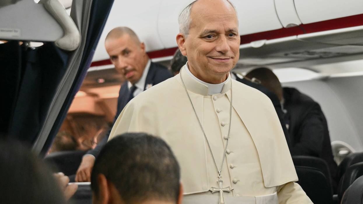 White Sox receive a letter from Pope Leo XIV before winning playoff opener