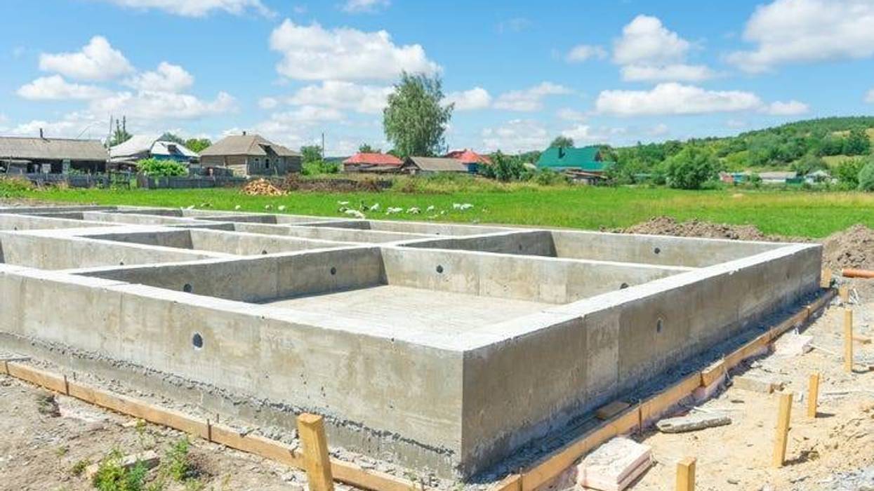 Production of the concrete base under the house with use of a removable timbering.