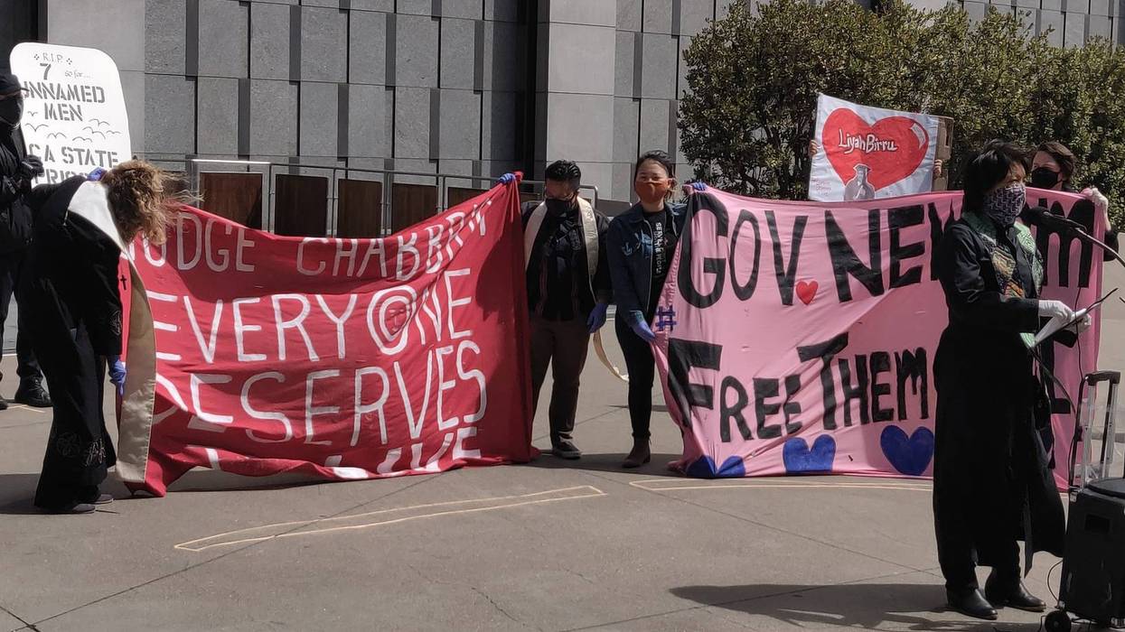 Protestors in front of San Francisco’s Federal Courthouse building to honor 17 inmates and ICE detainees who died of coronavirus while incarcerated
