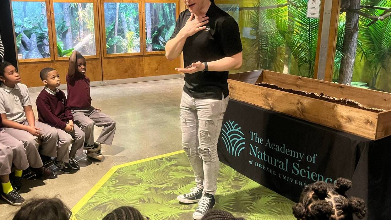 Public science educator Delivis Niedzialek presents to visiting students from Girard College.
