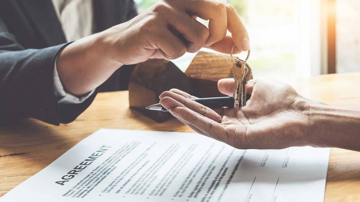realtor-closing-GettyImages-954542342.jpg