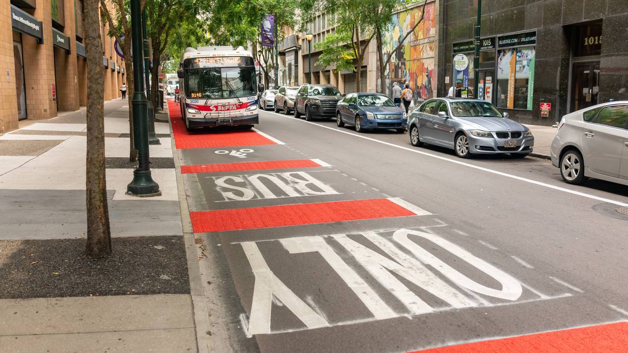 Red lines mark a bus-only lane along Chestnut Street.