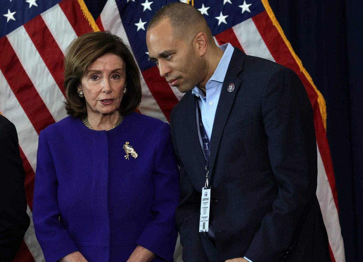 Rep. Nancy Pelosi and Rep. Hakeem Jeffries in March 2022
