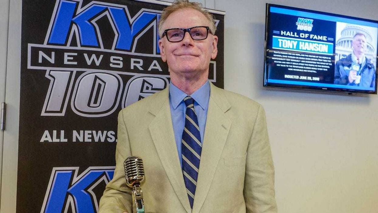 Retired KYW Newsradio reporter Tony Hanson receives his Hall of Fame award.