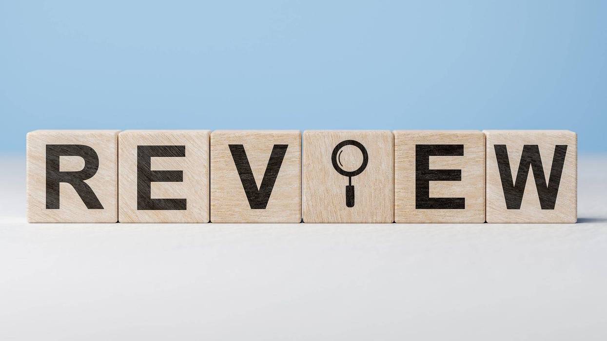 Review headline sign on wooden cubes on table
