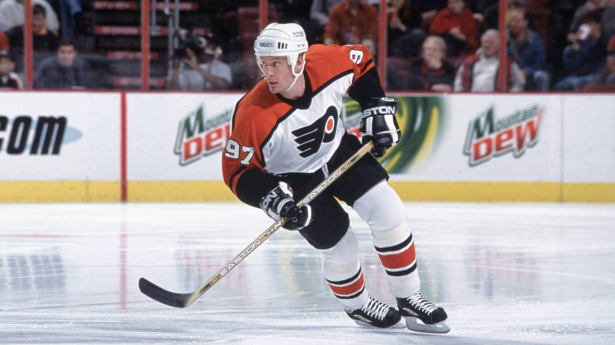 Roenick skating during a 2001 game against the Tampa Bay Lightning.