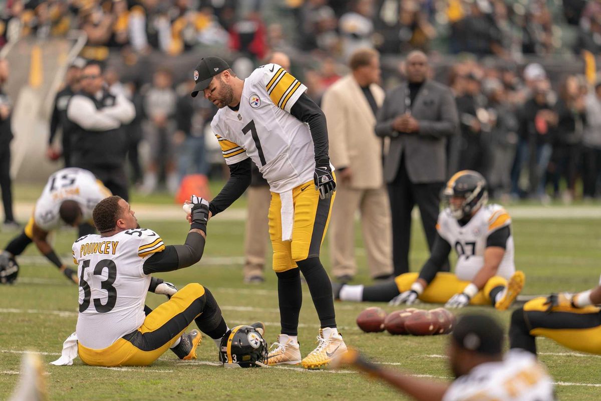 Roethlisberger shaking hands with Pouncey