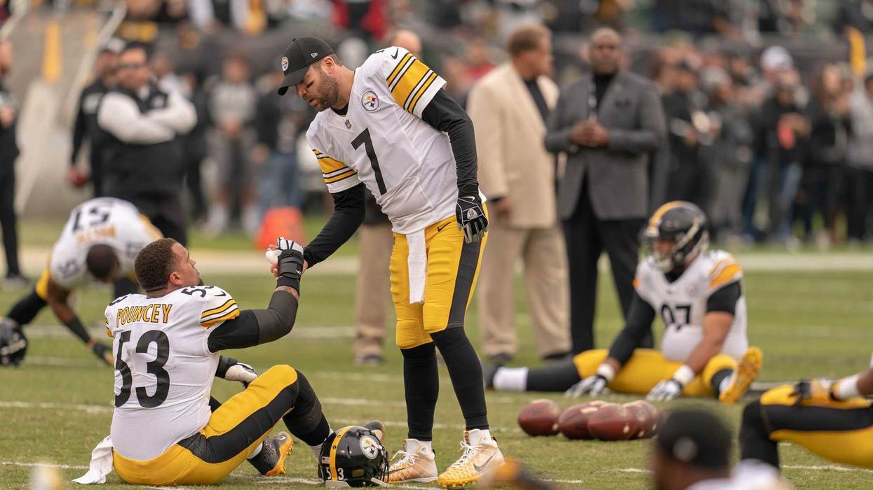 Roethlisberger shaking hands with Pouncey