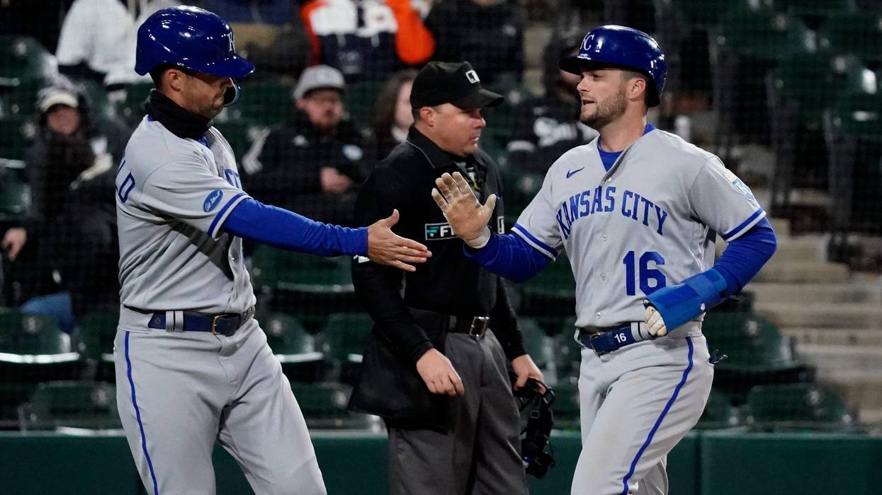 Royals kick off midweek series with win in Chicago