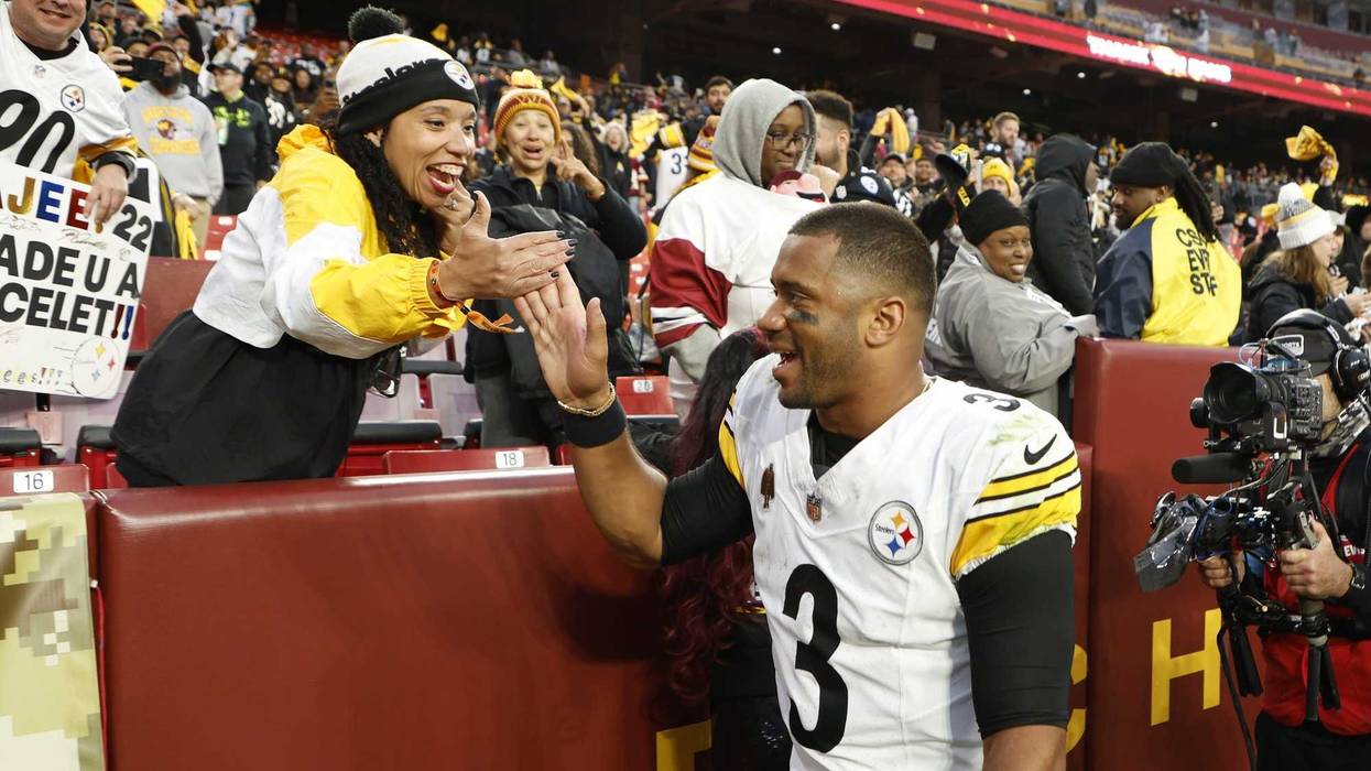 Russell Wilson slapping 5 with fans