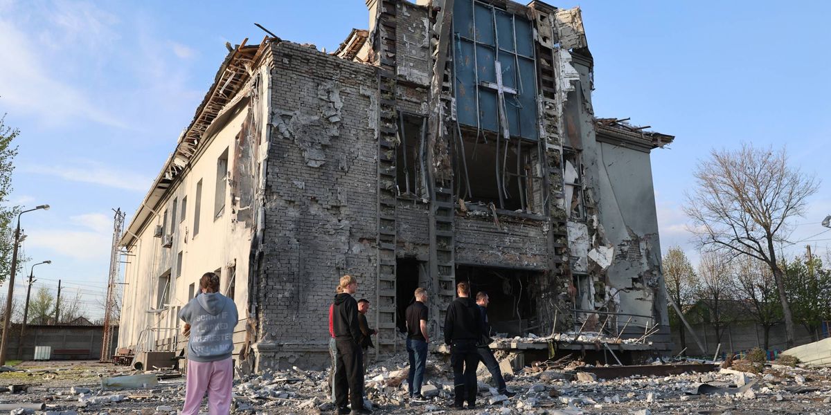 Serangan Rusia membunuh setidaknya 2 orang saat Ukraina menyerang pabrik drone Rusia