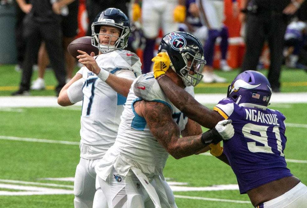 Ryan Tannehill #17 of the Tennessee Titans passes the ball in the first quarter of the game against the Minnesota Vikings at U.S. Bank Stadium on September 27, 2020 in Minneapolis, Minnesota.