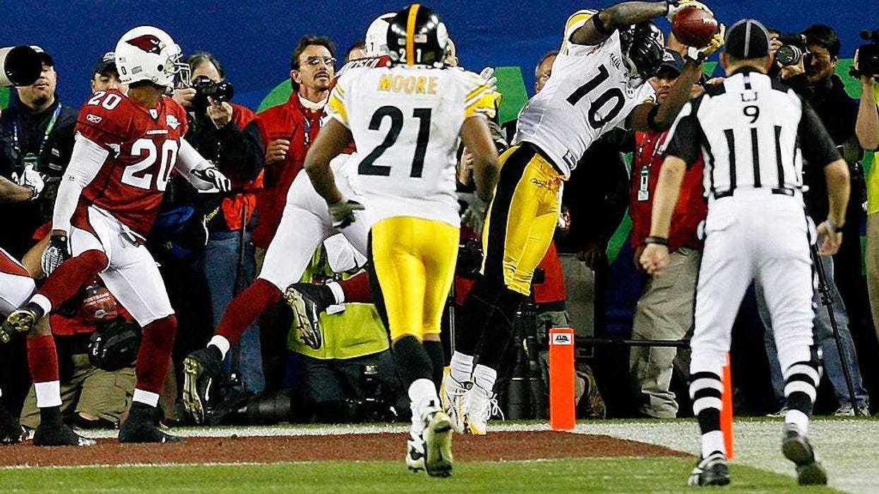 : Santonio Holmes #10 of the Pittsburgh Steelers catches a 6-yard touchdown pass in the fourth quarter