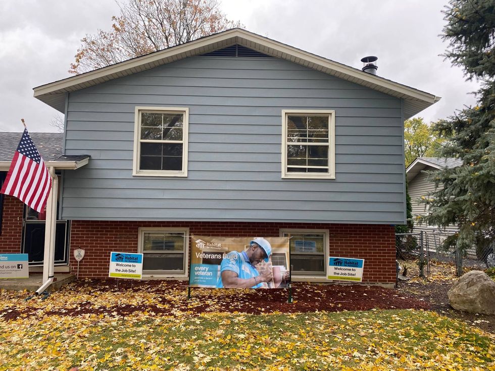 Sen. Duckworth welcomes Chicago veteran and family to their new home