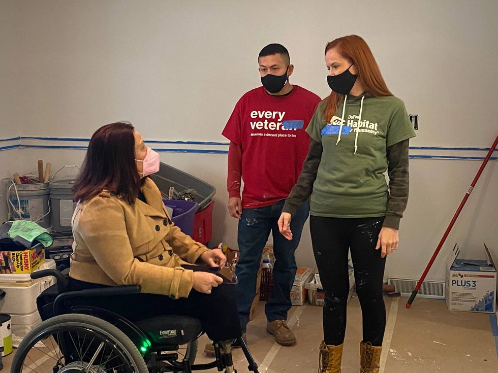 Sen. Duckworth welcomes Chicago veteran and family to their new home