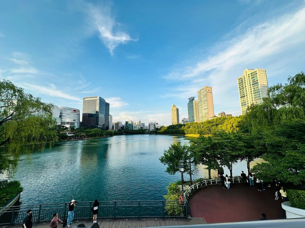 Seokchon Lake Park Lotte World Tower