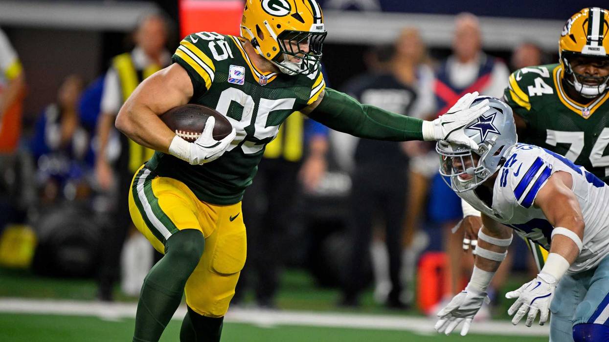 Sep 28, 2025; Arlington, Texas, USA; Green Bay Packers tight end Tucker Kraft (85) stiff arms Dallas Cowboys linebacker Jack Sanborn (57) during the game between the Dallas Cowboys and the Green Bay Packers at AT&T Stadium. Mandatory Credit: Jerome Miron-Imagn Images
