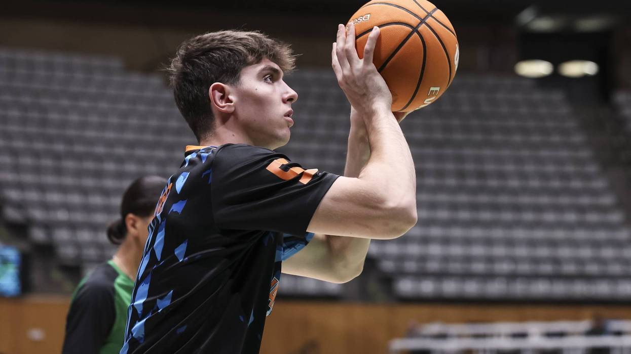 Knicks trade back and take Sergio de Larrea in likely draft-and-stash move