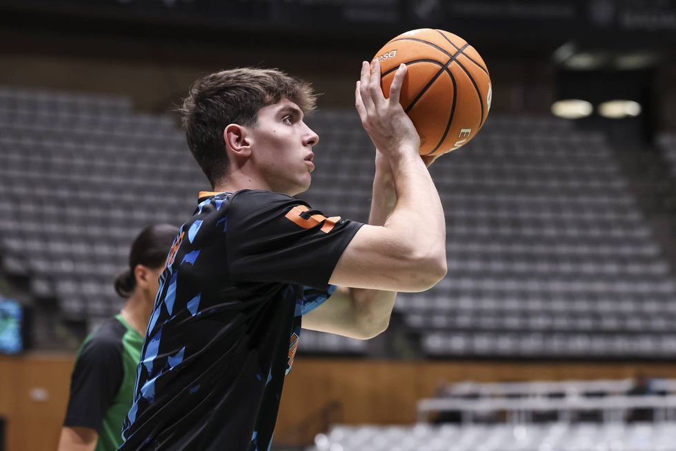 Knicks trade back and take Sergio de Larrea in likely draft-and-stash move
