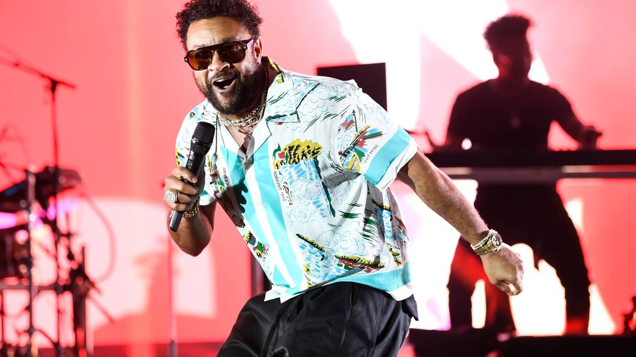 Shaggy performing