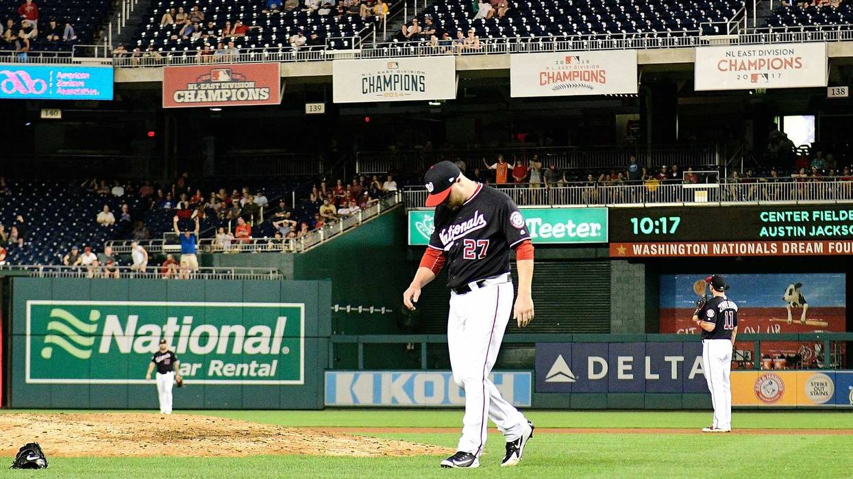 Shawn_Kelley_throws_glove