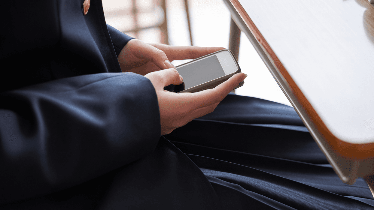 Should smartphones be banned from U.S. classrooms?