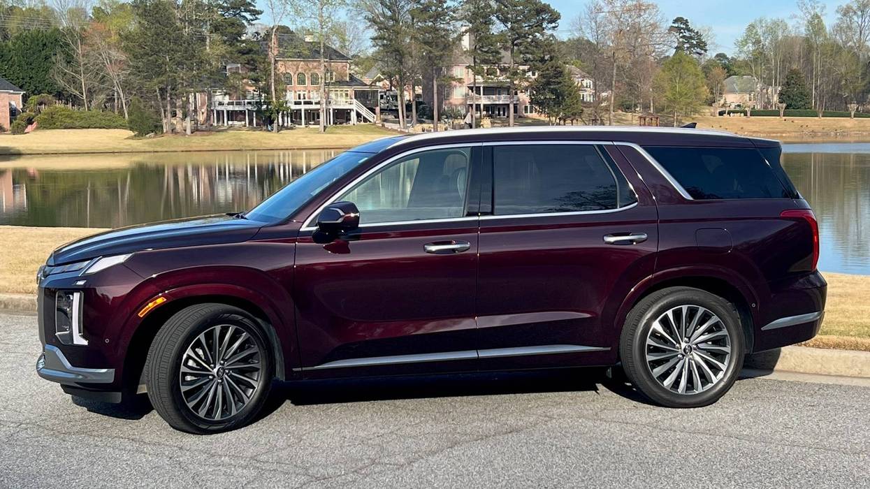 Side view of the Hyundai Palisade Calligraphy