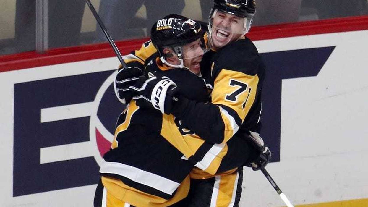 Sidney Crosby and Evgeni Malkin hugging