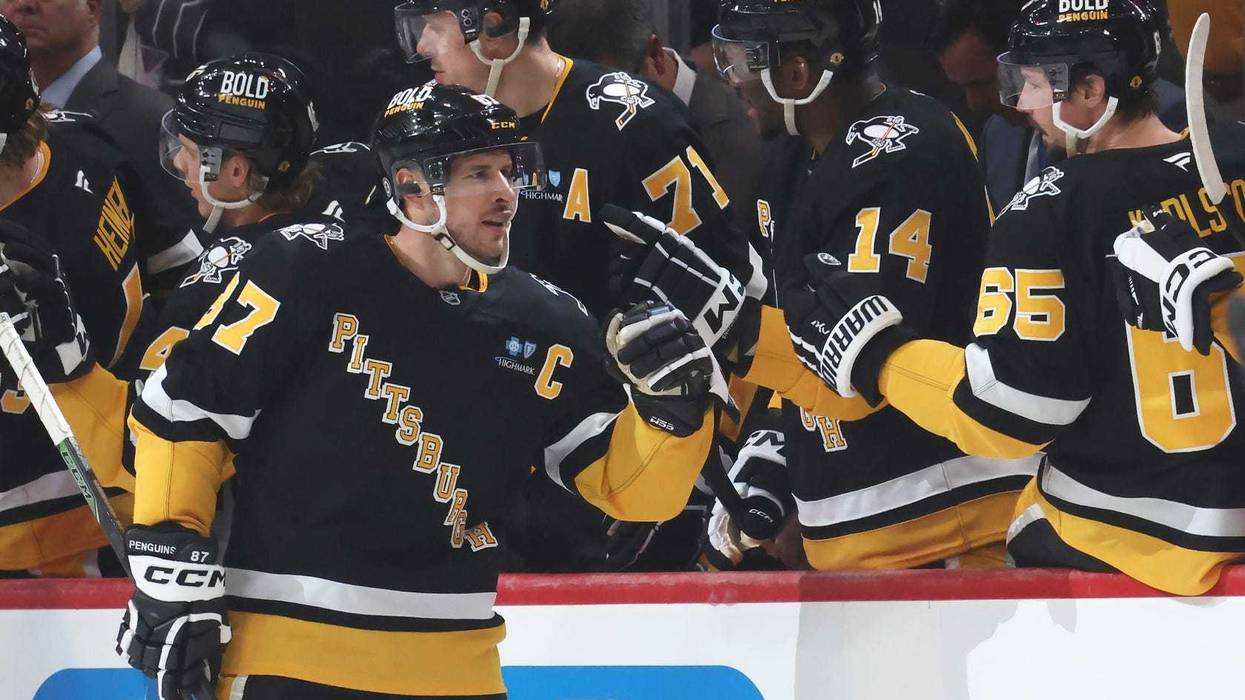 Sidney Crosby congratulated after goal vs Las Vegas