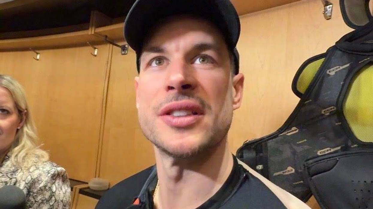 Sidney Crosby look in locker room