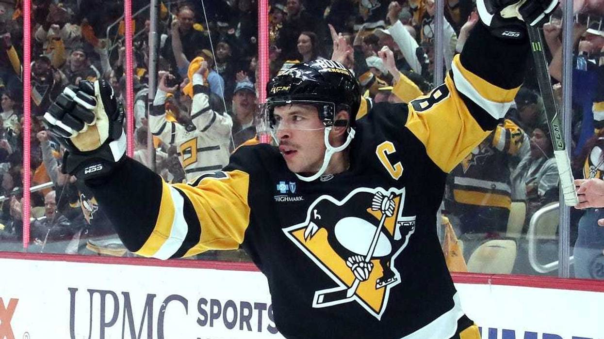 Sidney Crosby with arms up