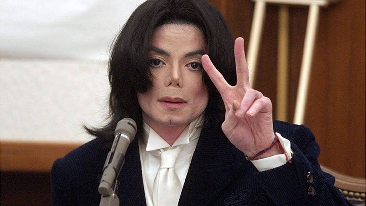 Singer Michael Jackson testifies during his civil trial in Santa Maria Superior Court on December 3, 2002 in Santa Maria, California.