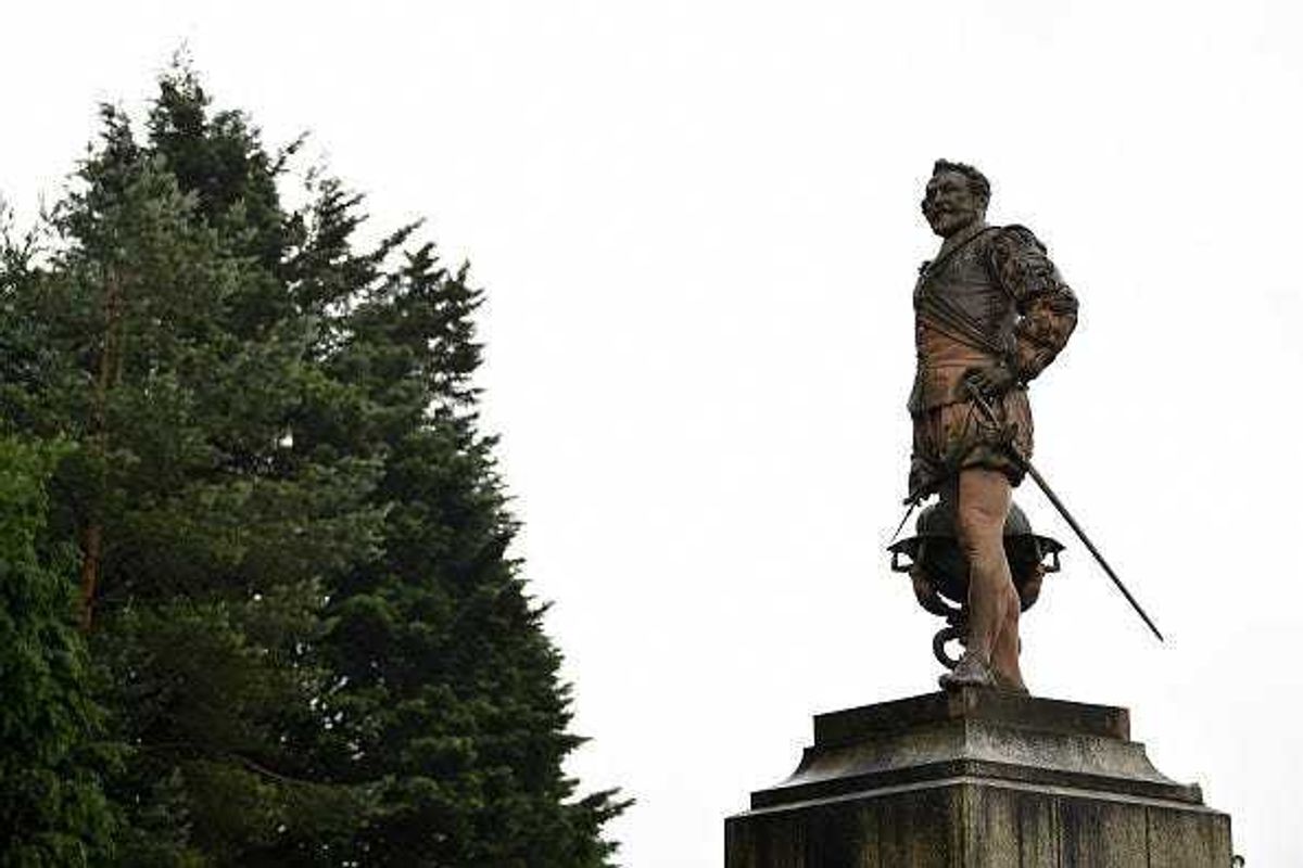 Sir Francis Drake statue England