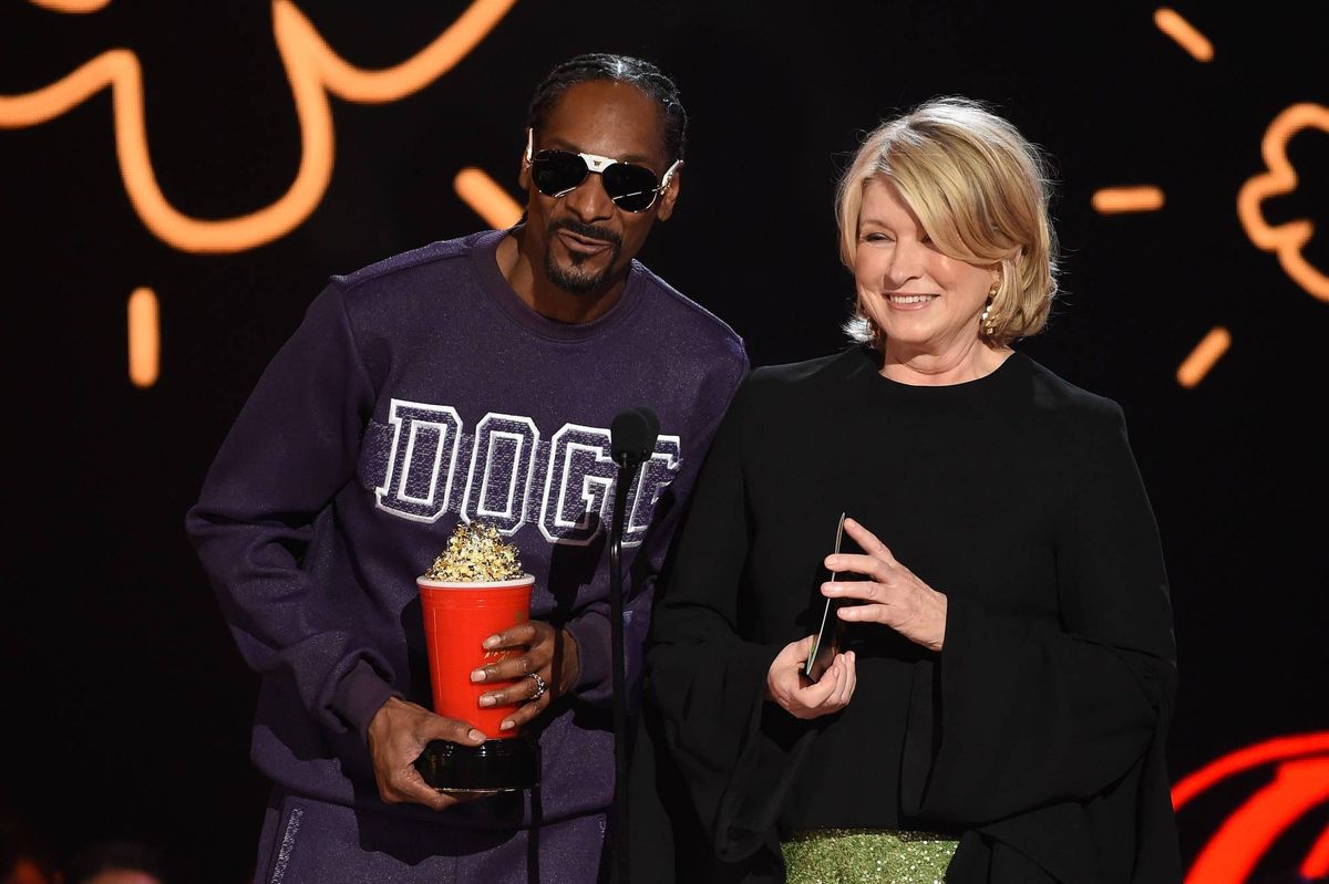 snoop dogg and martha stewart accept award