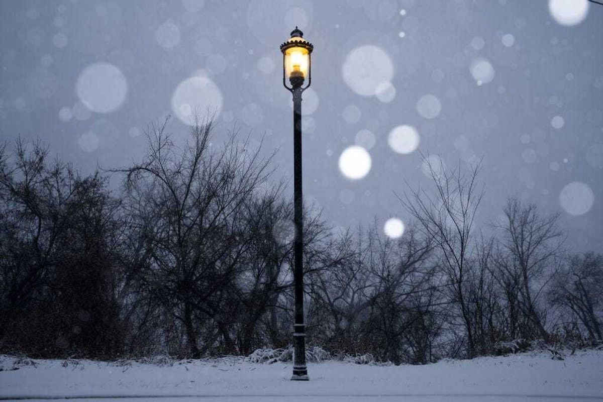 Snow falls on Nicollet Island during a snow storm on December 23, 2020 in Minneapolis, Minnesota. Mid-forties temperatures this morning are giving way to high speed wind, low temperatures, and heavy snowfall, as blizzard warnings blanket the state. (Photo by Stephen Maturen/Getty Images)