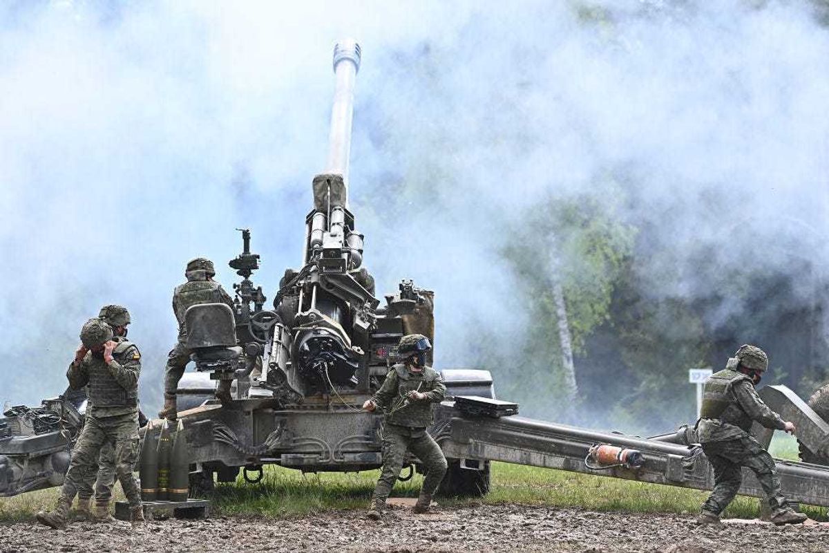 Soldiers of the Spanish Army fire a M777 howitzer artillery cannon -- what U.S. troops will train Ukrainian soldiers to use -- during live fire exercises at the Grafenwoehr military training grounds on May 19, 2021 near Grafenwoehr, Germany. (Photo by Lennart Preiss/Getty Images)