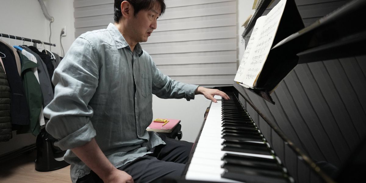 Setelah stroke paralisis, seorang pianis Korea Selatan menciptakan kembali dirinya sebagai seorang penampil satu tangan