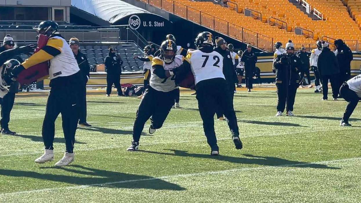 Spencer Anderson working at practice at Acrisure Stadium
