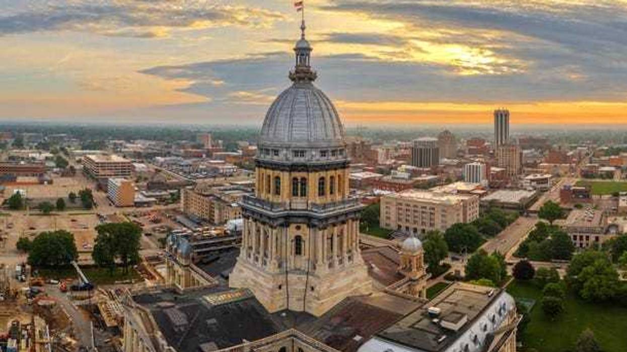Springfield, Illinois, USA downtown city skyline with the state capital building.