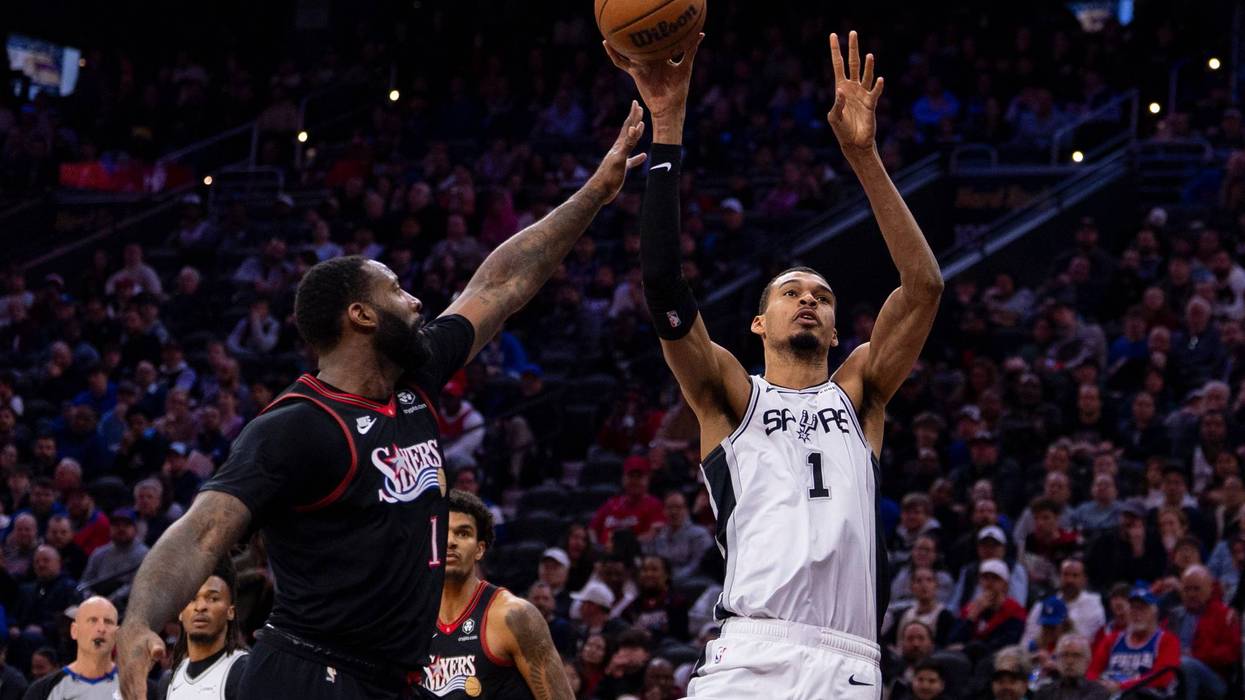 Spurs 76ers Basketball