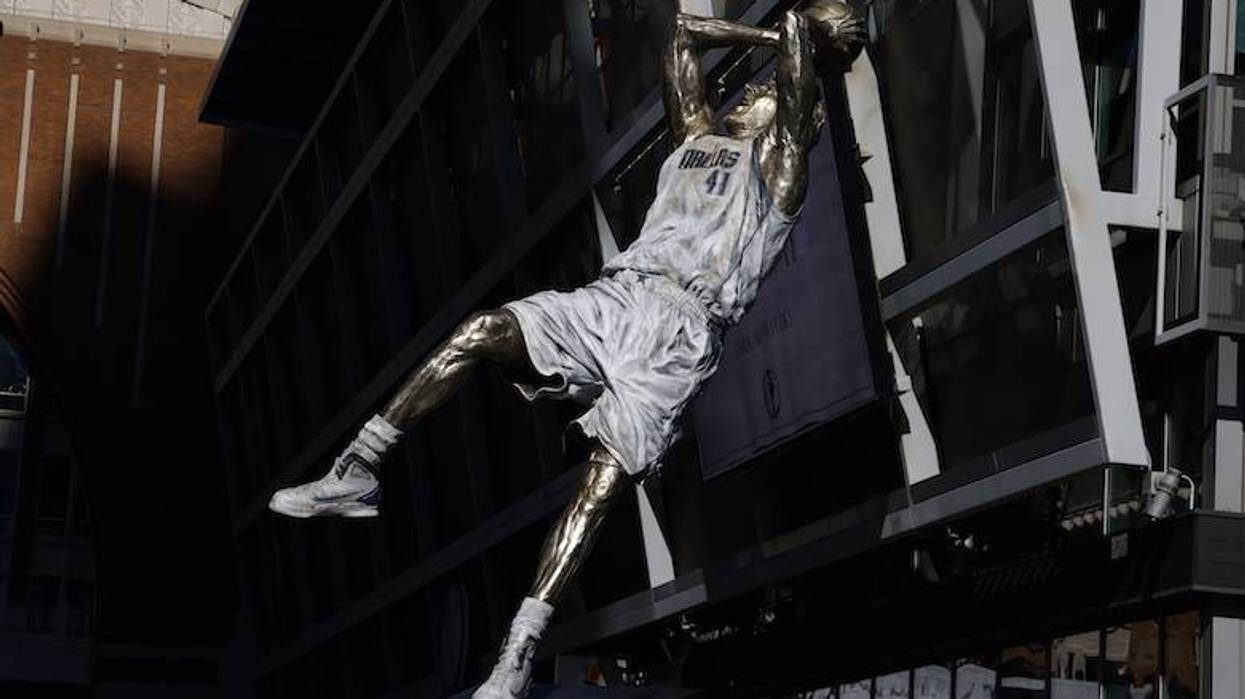 Dirk Nowitzki “hopeful” statue moves to new arena at Valley View