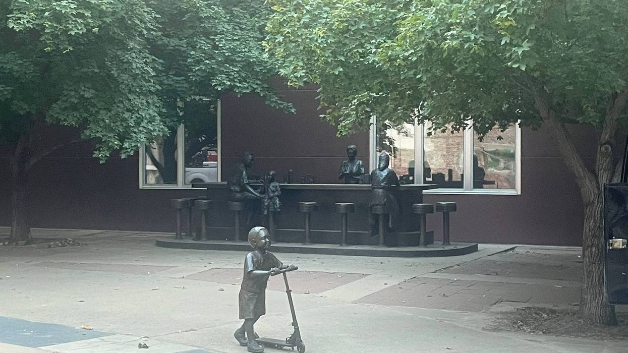 statue