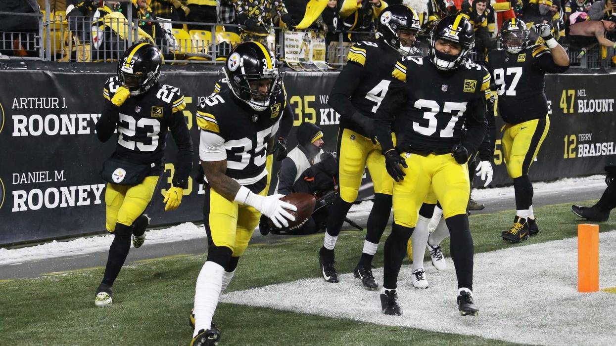 Steelers celebrate Maulet interception