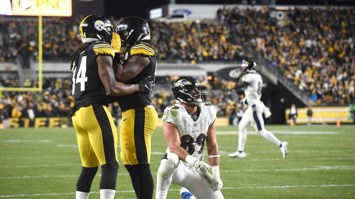 Steelers defenders celebrate while Ravens TE Mark Andrews looks at the replay of his missed 2-pt conversion