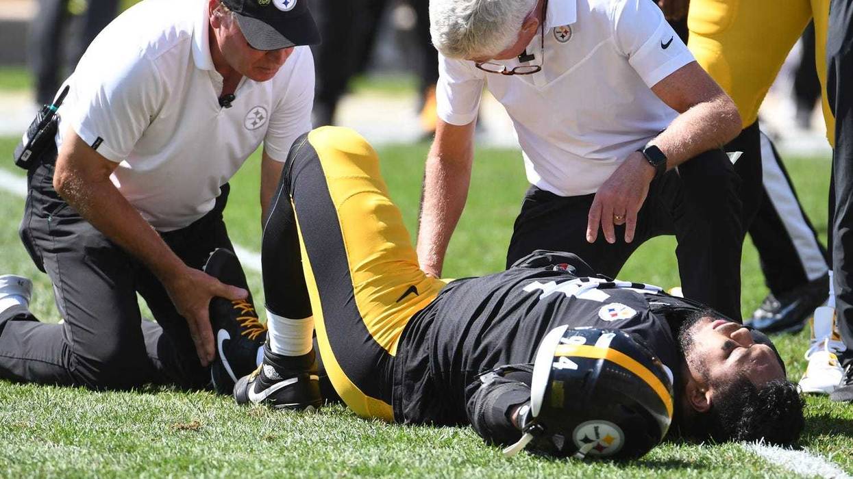Steelers defensive end Tyson Alualu has his right ankle looked at
