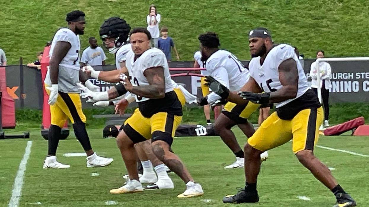 Steelers offensive line in practice