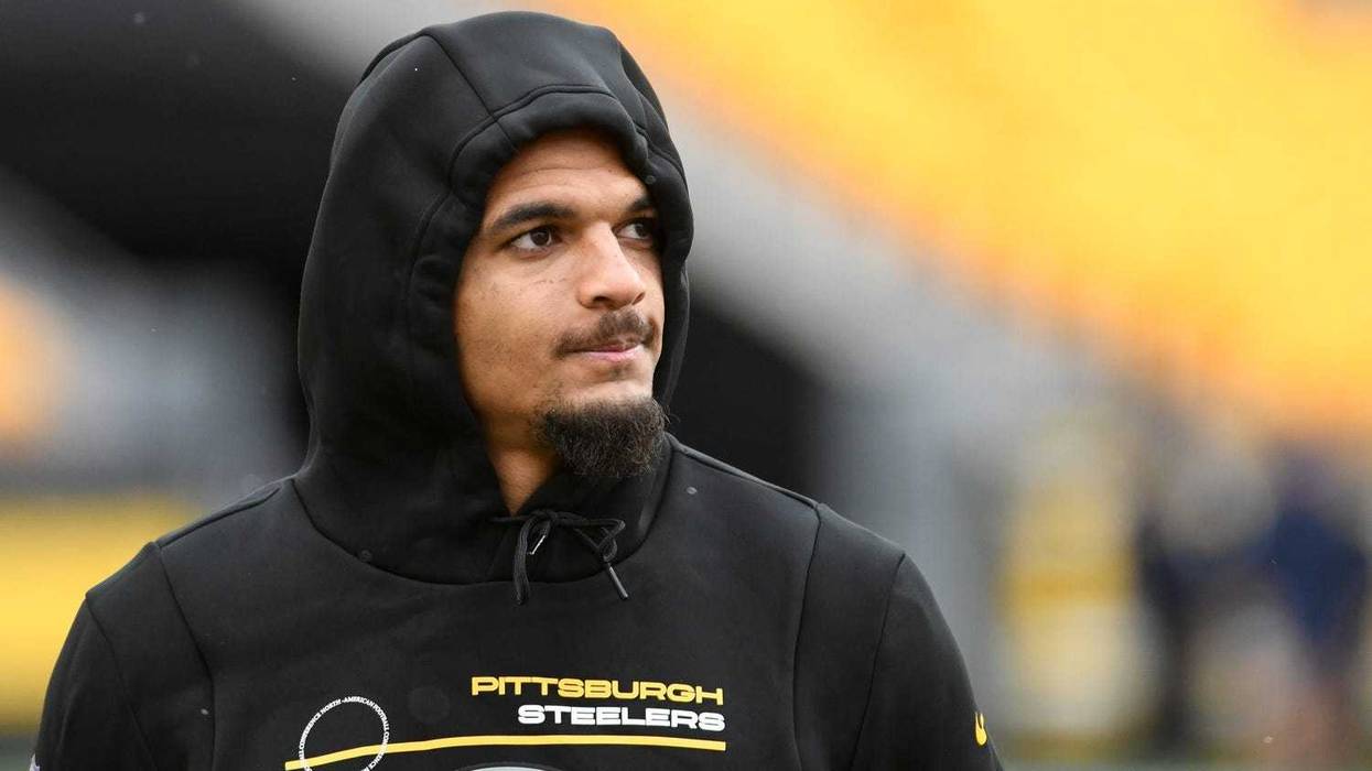 Steelers safety Minkah Fitzpatrick (39) walks around the field during warmups